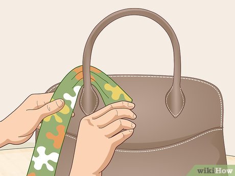 Como usar echarpe de seda como acessório de bolsa