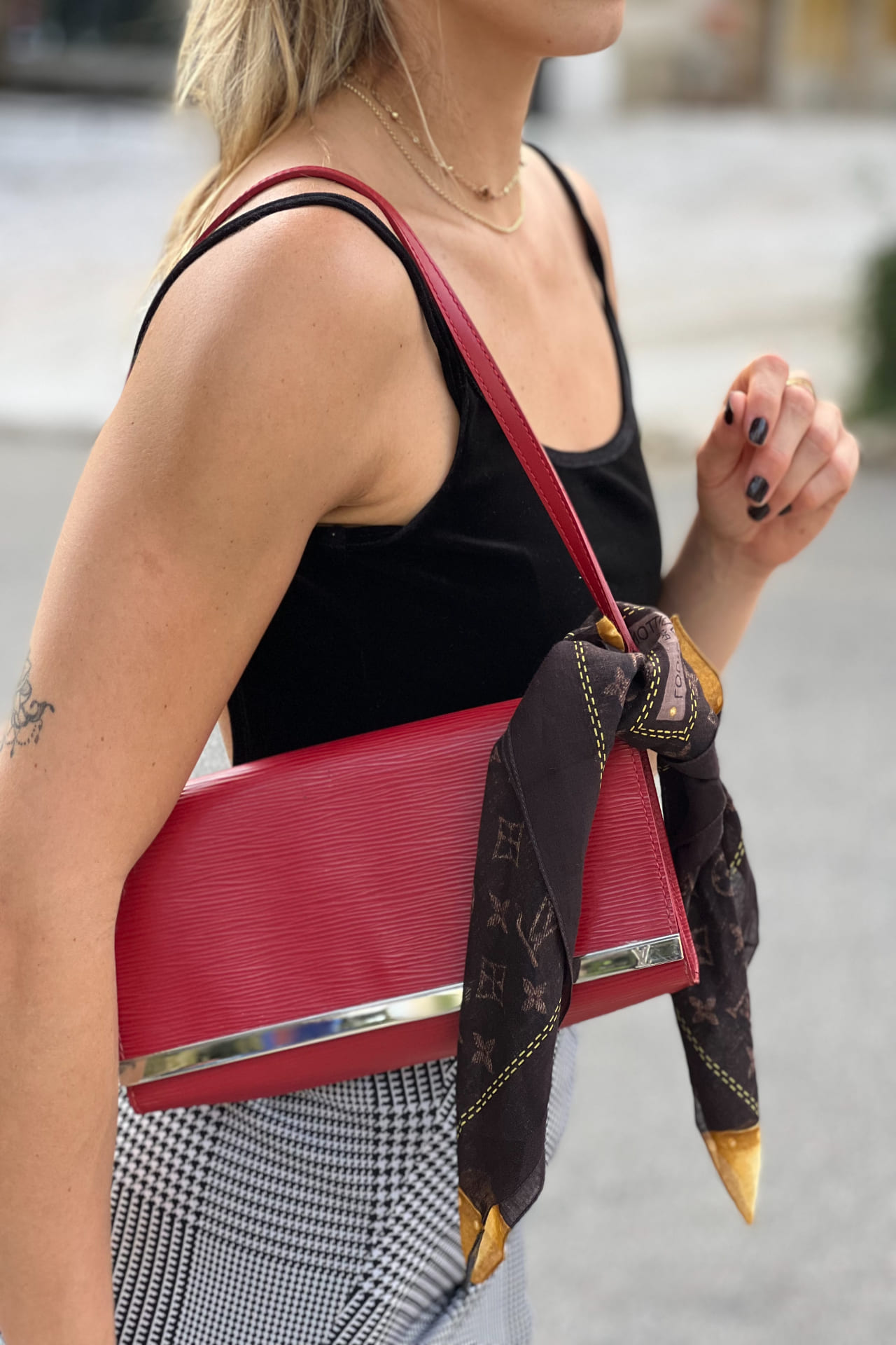 Como usar echarpe de seda como acessório de bolsa