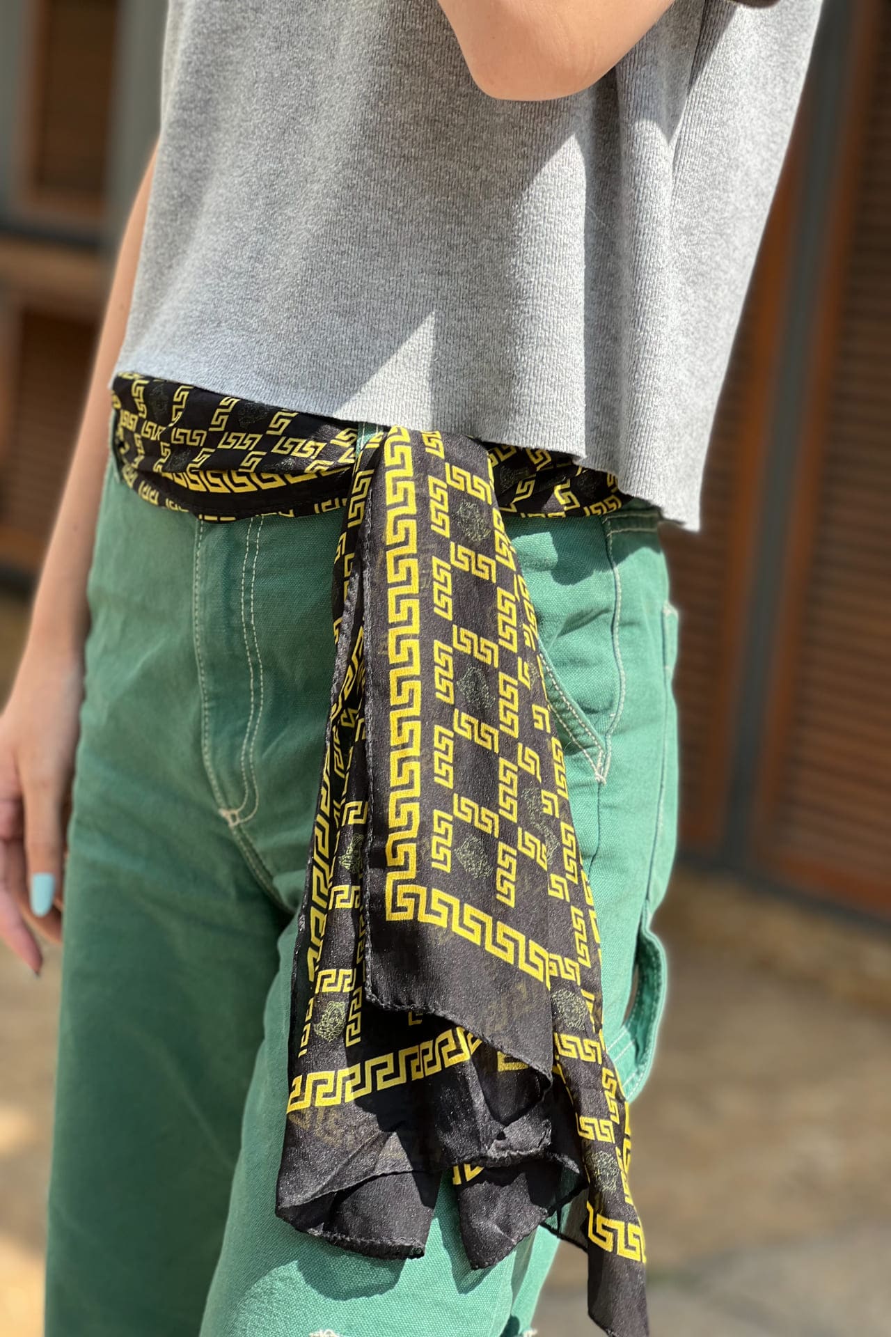 Como usar echarpe de seda como acessório de bolsa