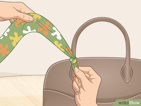 Como usar echarpe de seda como acessório de bolsa