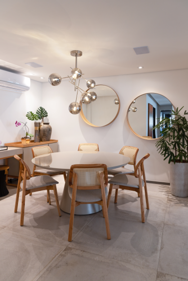 como usar espelhos grandes na sala de jantar para ampliar espaço