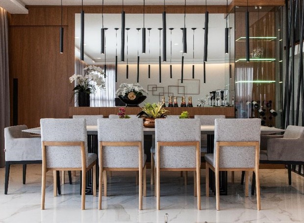 posicionamento estratégico de espelhos na sala de jantar