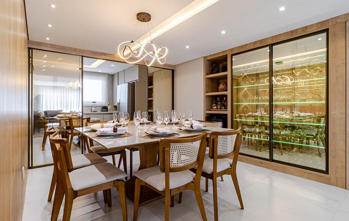 Como usar espelhos grandes na sala de jantar