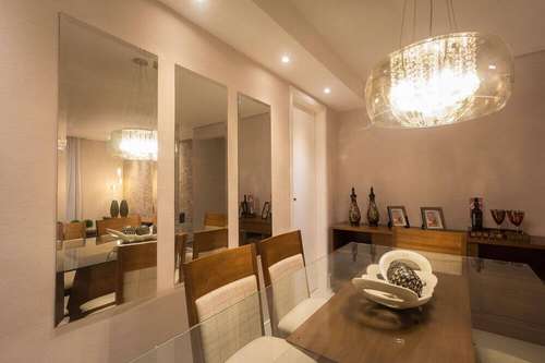 posicionamento estratégico de espelhos na sala de jantar