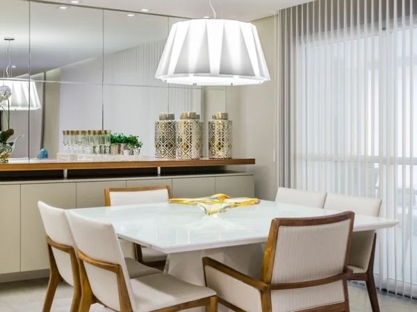 Como usar espelhos grandes na sala de jantar