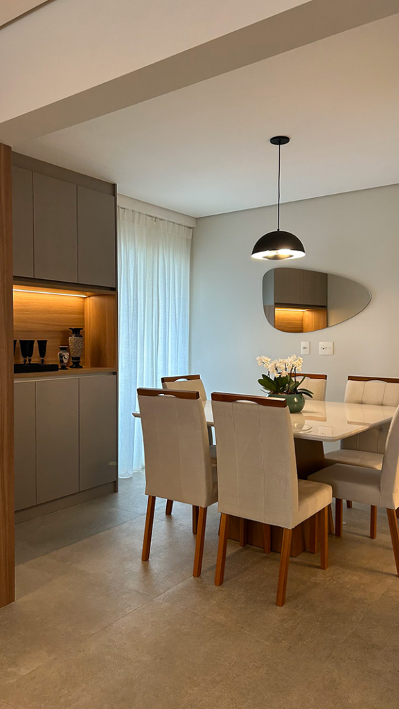 posicionamento estratégico de espelhos na sala de jantar