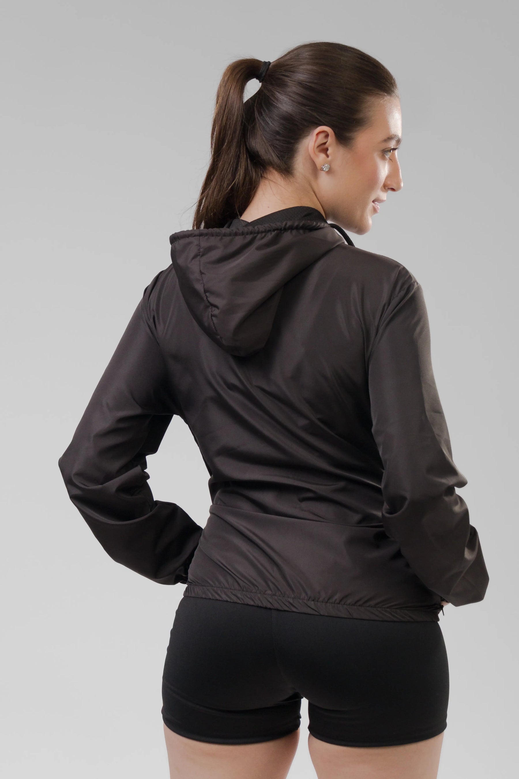 História da Jaqueta Corta-Vento: Do Esporte às Passarelas