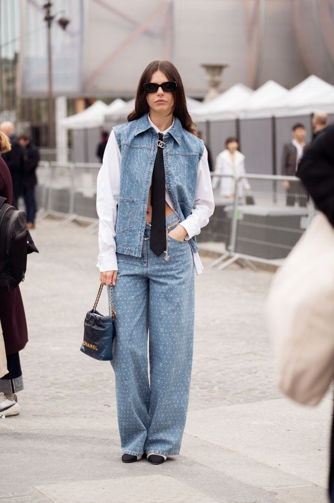 Como usar jeans com jeans (all denim) com estilo