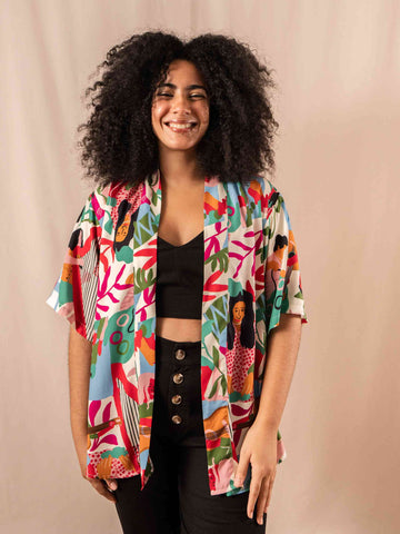 como combinar kimono estampado e shorts jeans