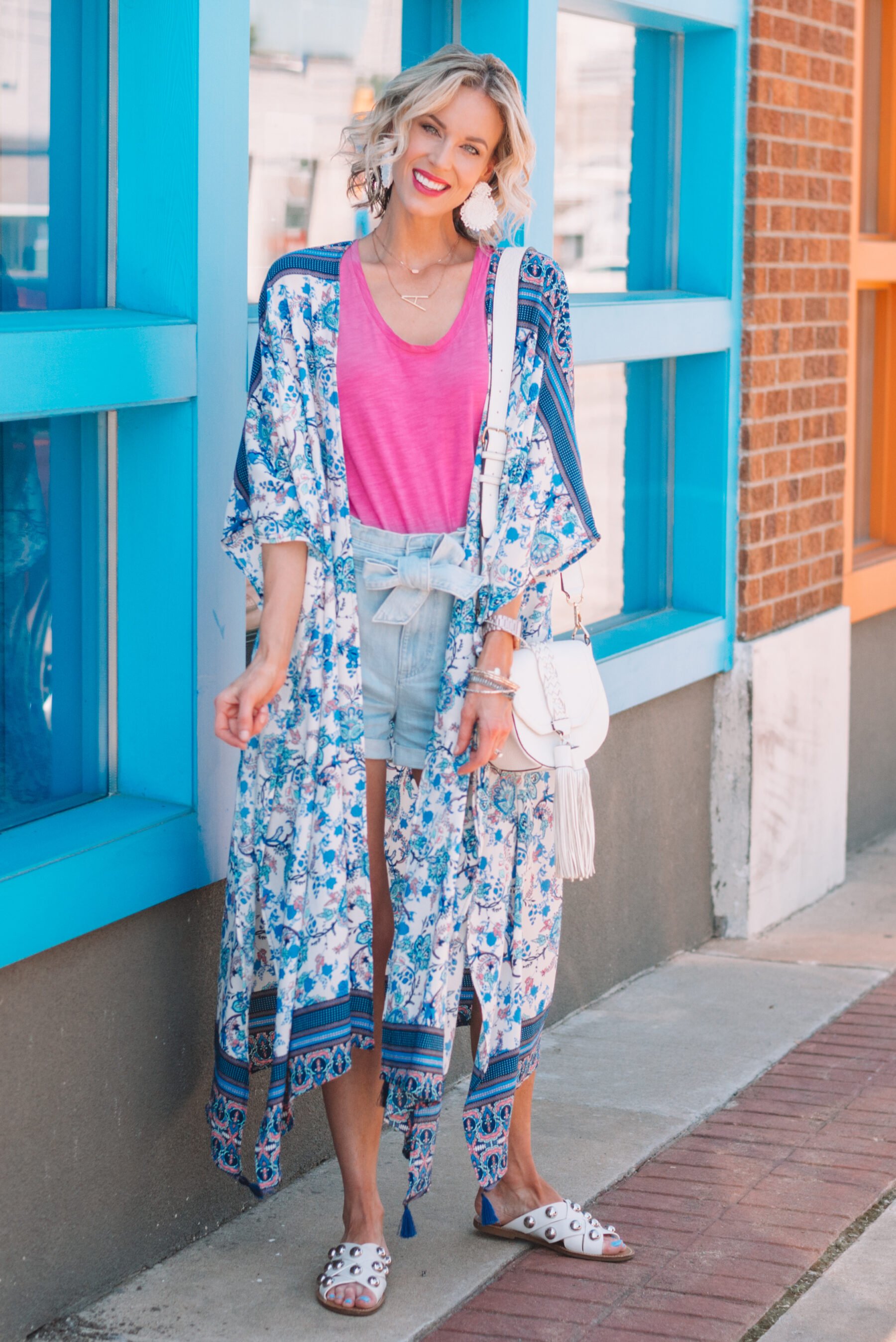looks com kimono estampado e shorts jeans