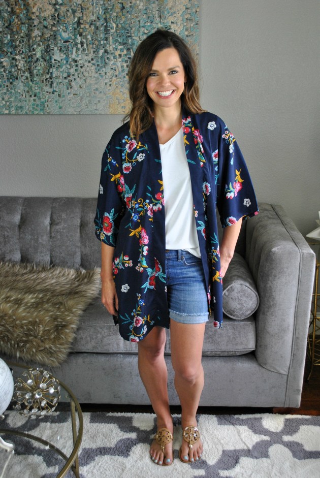 Como usar kimono estampado com shorts jeans