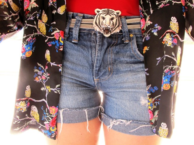 kimono estampado com shorts jeans para o verão