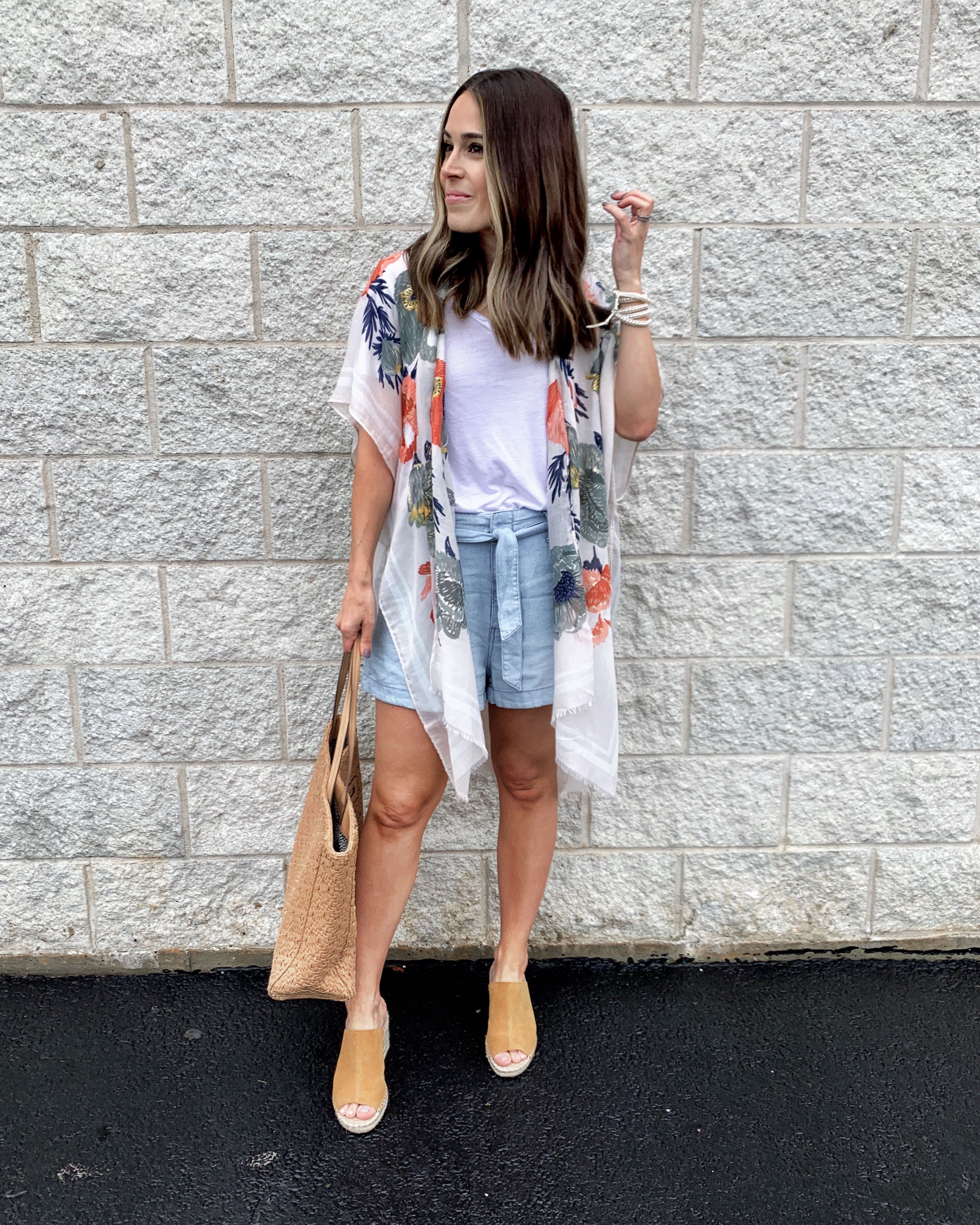 como combinar kimono estampado e shorts jeans