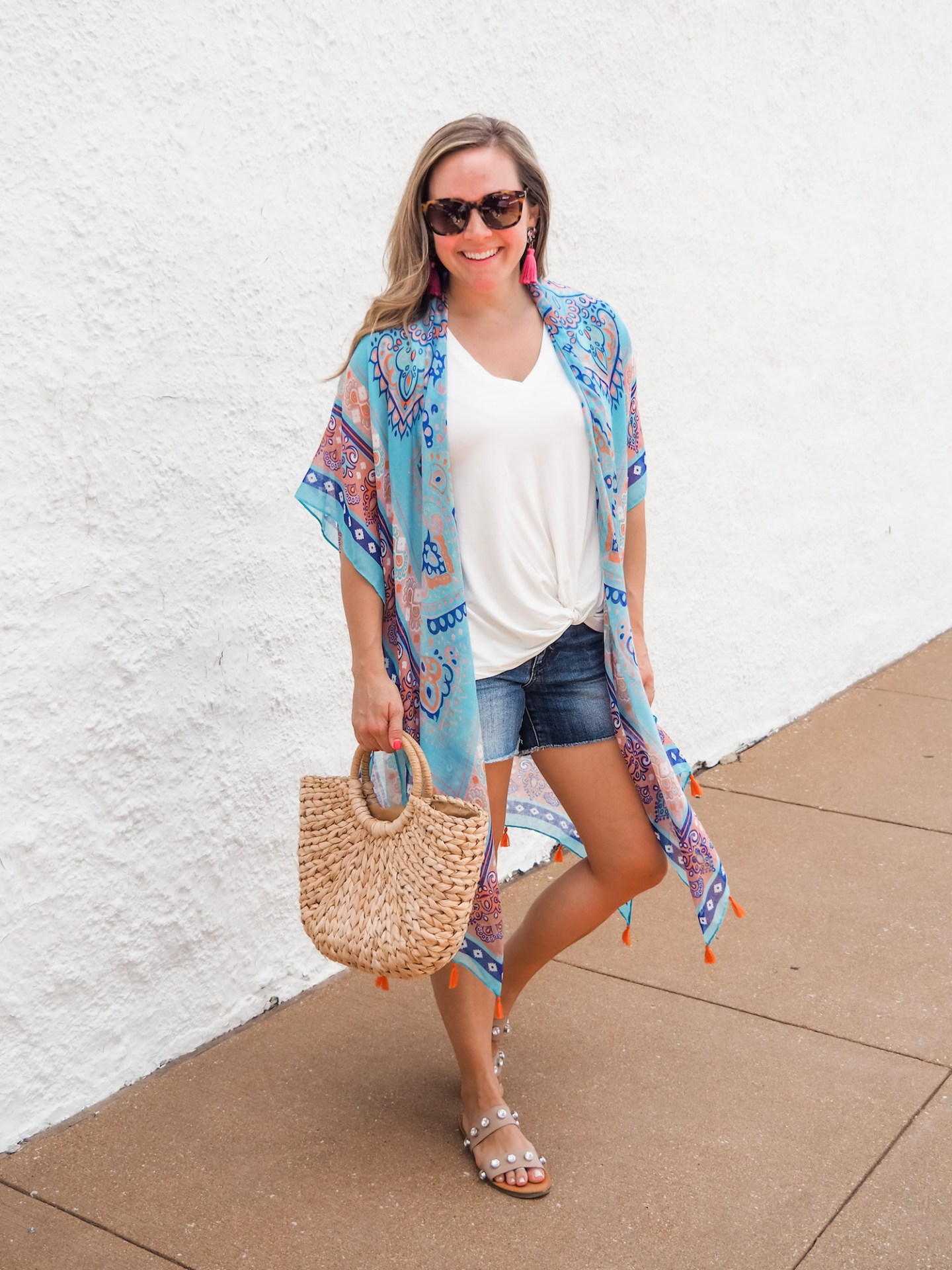 looks com kimono estampado e shorts jeans