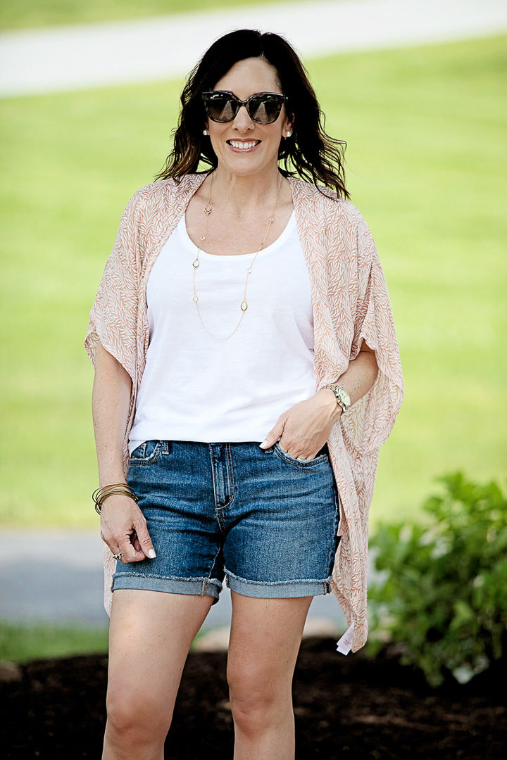 kimono estampado com shorts jeans para o verão