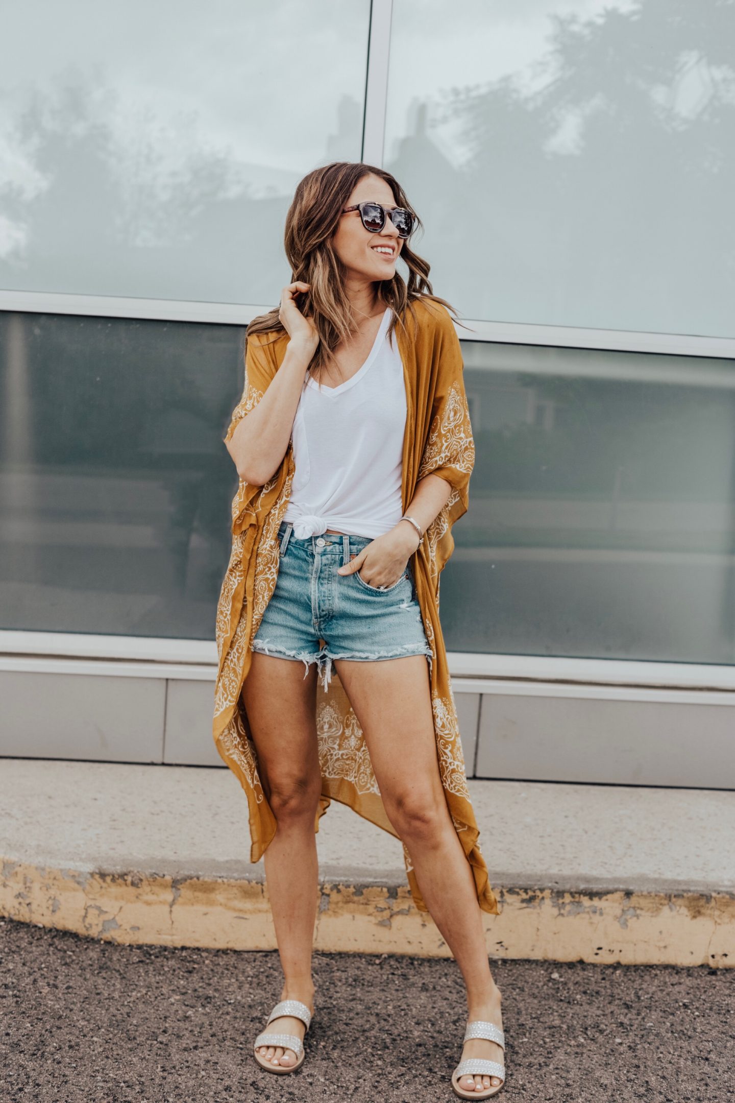 Como usar kimono estampado com shorts jeans