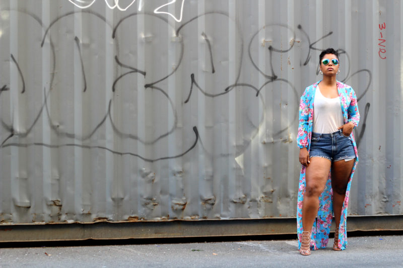 Como usar kimono estampado com shorts jeans