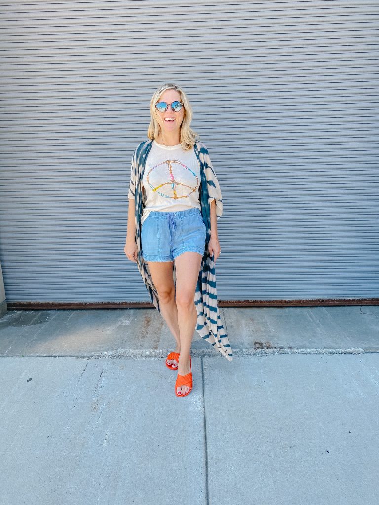 kimono estampado com shorts jeans para o verão