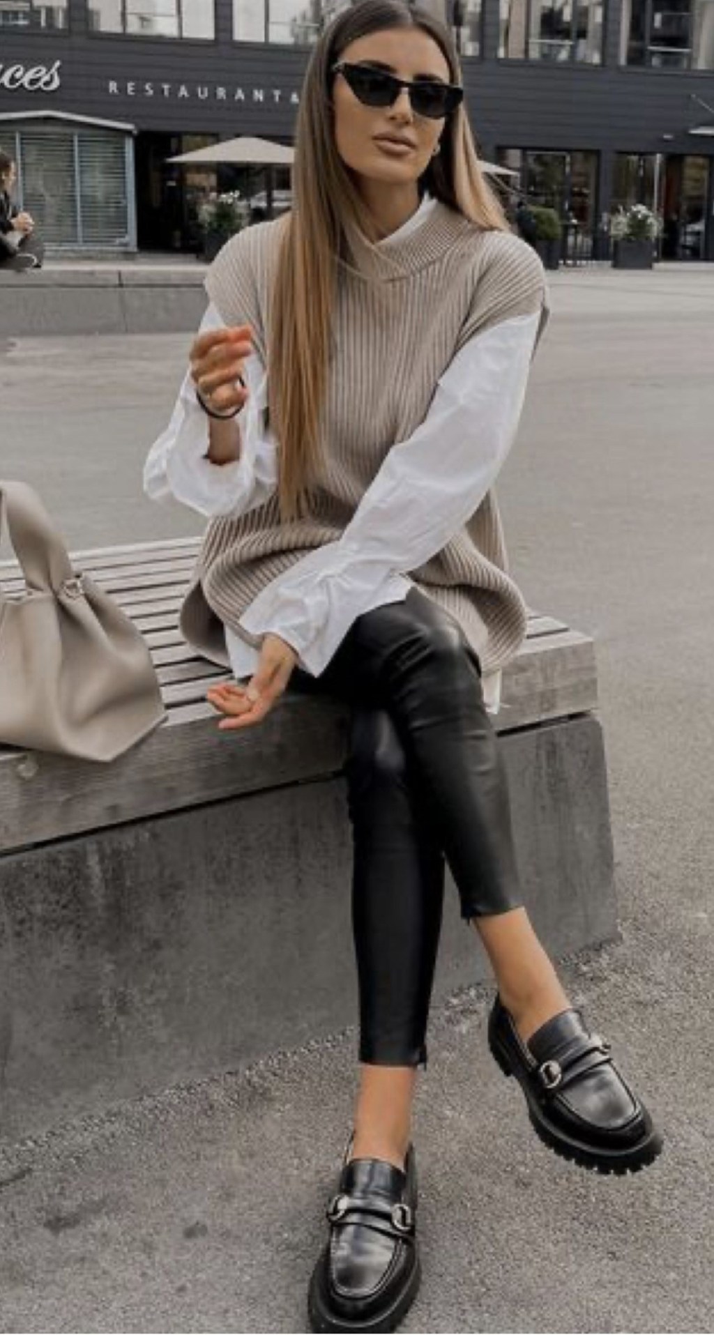 Guia Completo: Como Transformar Sua Legging em Peça Chique para o Dia a Dia; Legging Além da Academia: 7 Looks Essenciais para Arrasar no Estilo Urbano; O Segredo da Legging Elegante: Escolha o Tecido Certo e os Acessórios Perfeitos; Desvendando a Legging: Calçados e Sobreposições que Elevam Seu Visual; De Esportiva a Sofisticada: Como Usar Legging em Qualquer Ocasião (e o que Evitar!)