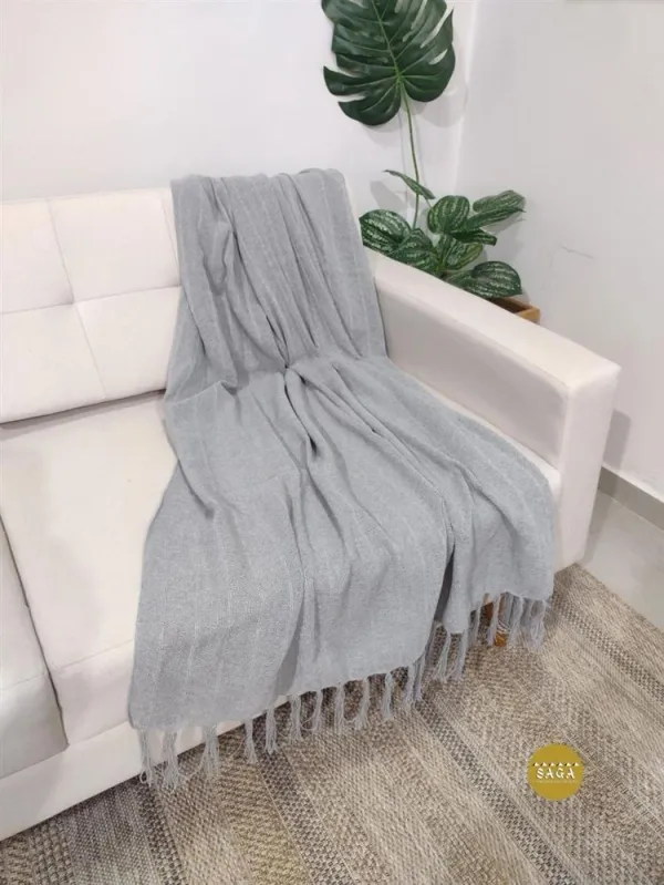 Paleta de Cores: Mantas que Harmonizam com Sofás Claros e Escuros