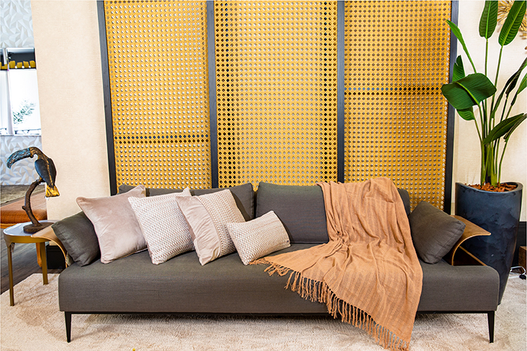 Transforme Sua Sala: Ideias Criativas para Posicionar Mantas no Sofá