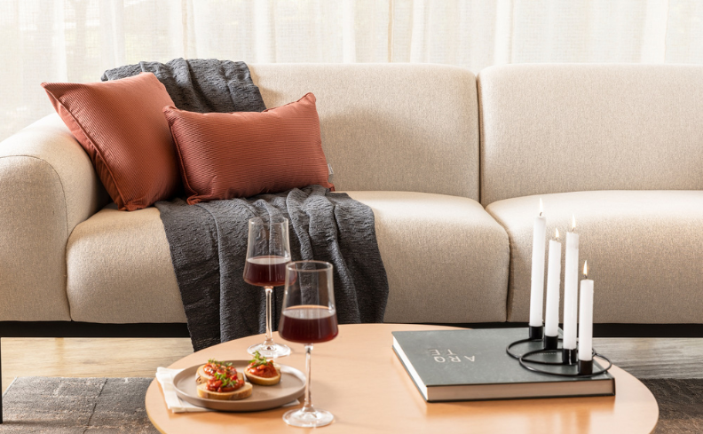 Paleta de Cores: Mantas que Harmonizam com Sofás Claros e Escuros