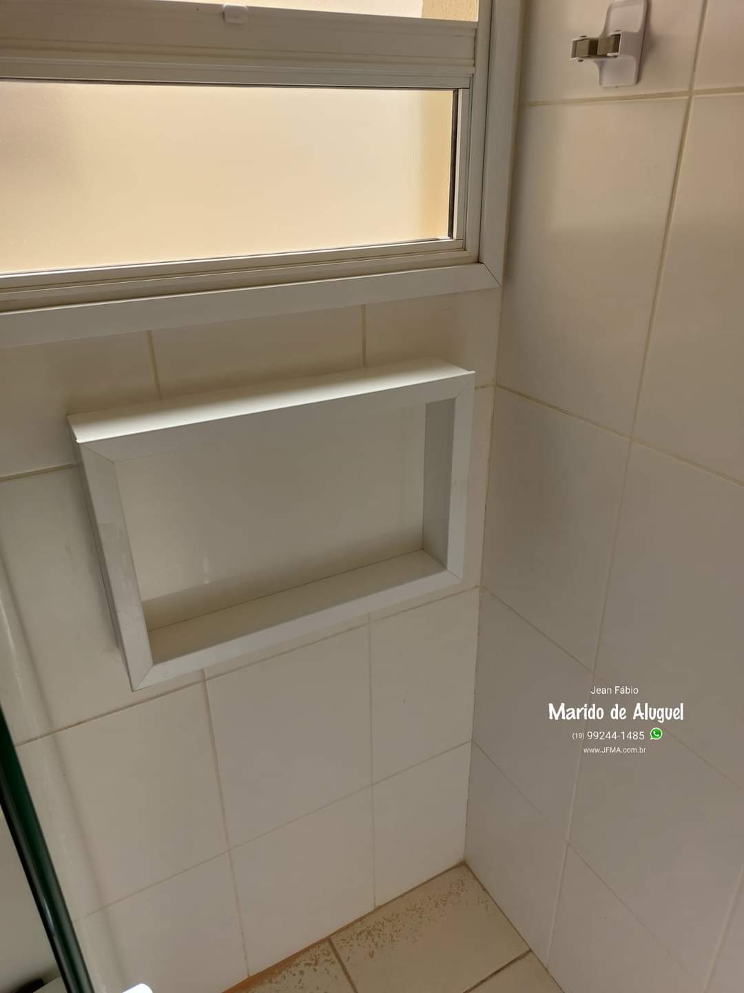 Nicho de Plástico ou Porcelanato: Qual a Melhor Opção para o Seu Bolso e Estilo?