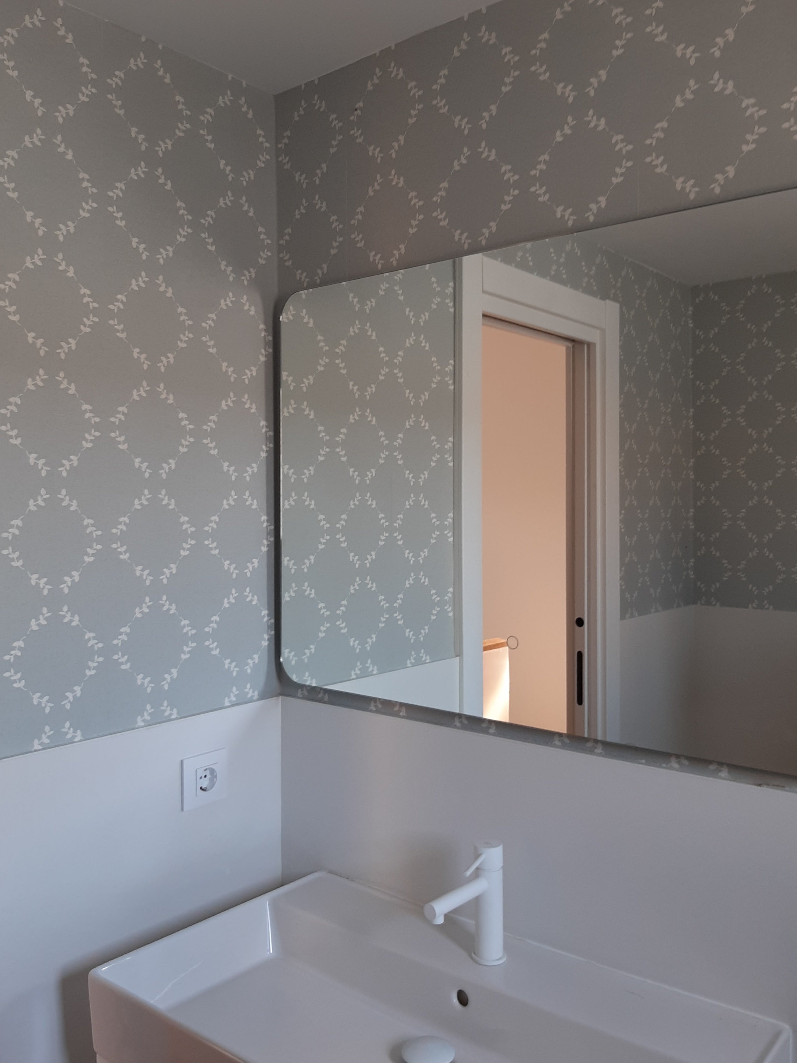 aplicação de papel de parede em lavabo com umidade