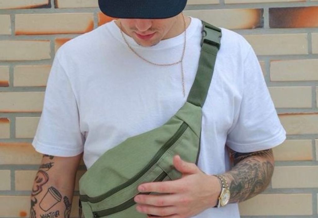 pochete como acessório de moda