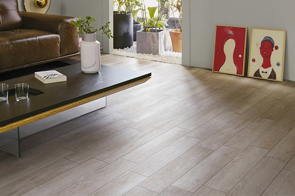 Porcelanato amadeirado: qual acabamento escolher para cada cômodo?