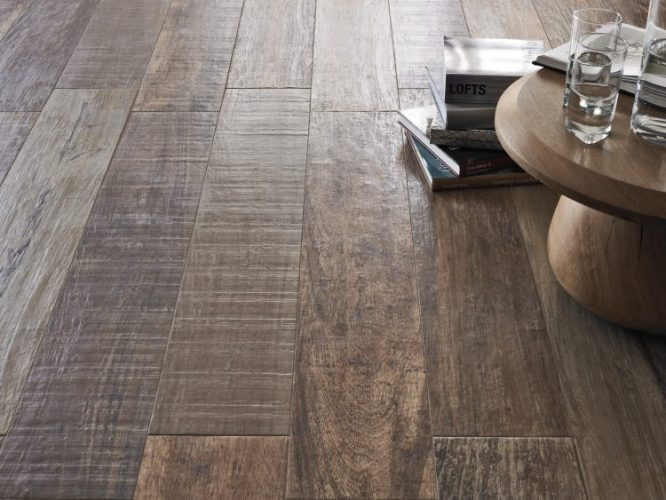 Porcelanato amadeirado: inspirações de cores e combinações com a decoração