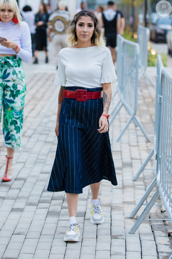 como usar saia midi com tênis no trabalho