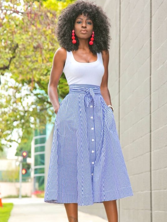 saia midi e tênis para ambiente corporativo