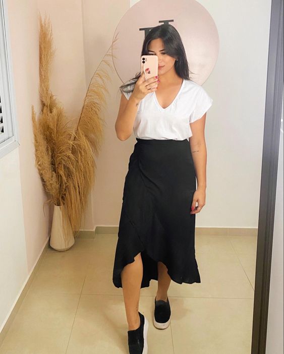 saia midi e tênis para ambiente corporativo