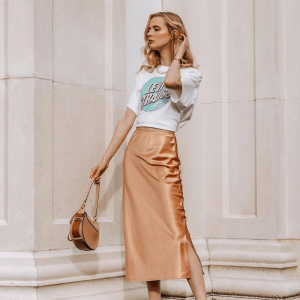 Como usar saia midi estampada com t-shirt