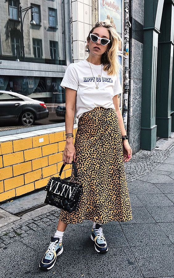 preço médio t-shirt para combinar com saia midi estampada