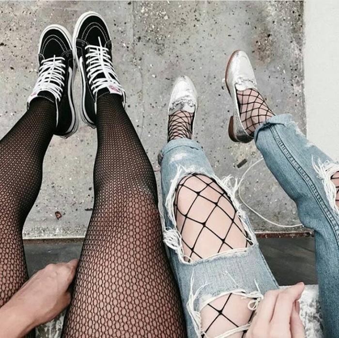 looks com meia arrastão e sandália