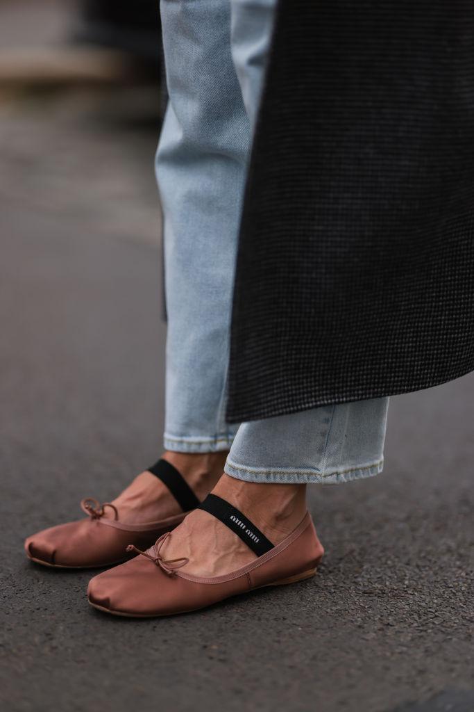 Sapatilhas com Meia: Desvendando a Tendência Mais Polêmica da Moda