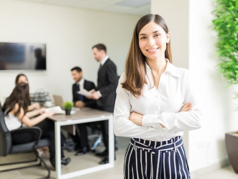 Scarpin Nude ou Preto: Qual Escolher para Alongar a Silhueta com Jeans?