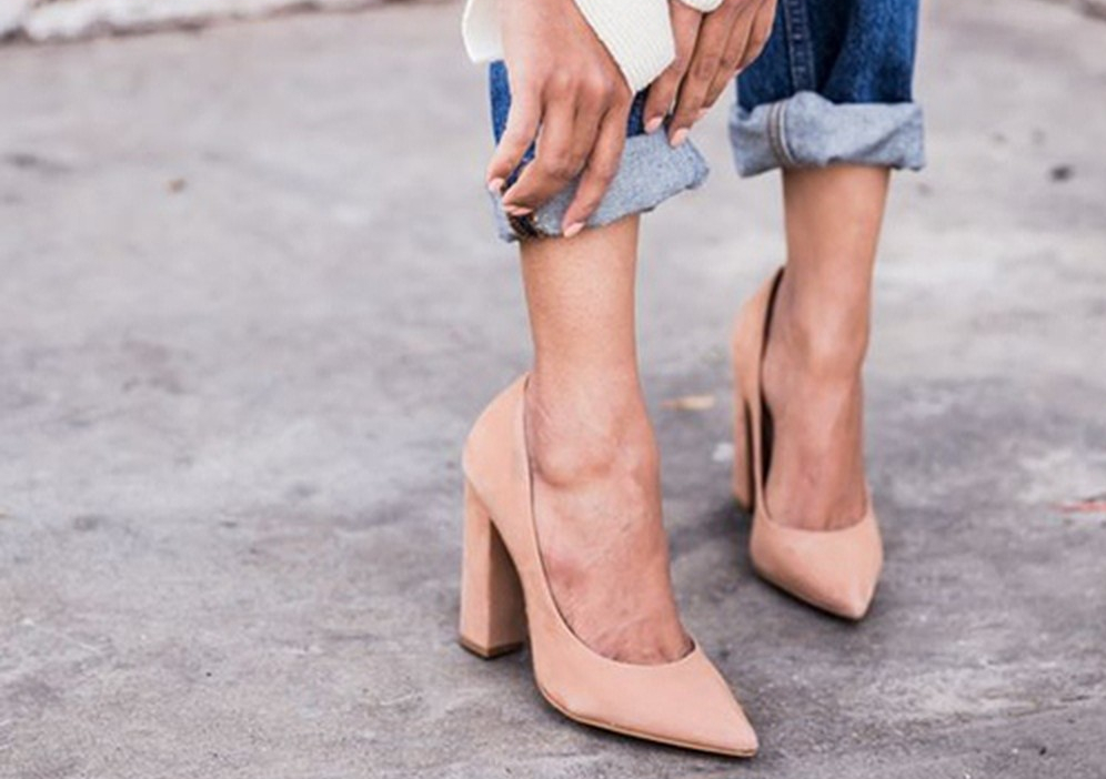 Bico fino vs. bico redondo: Qual scarpin alonga mais a silhueta?