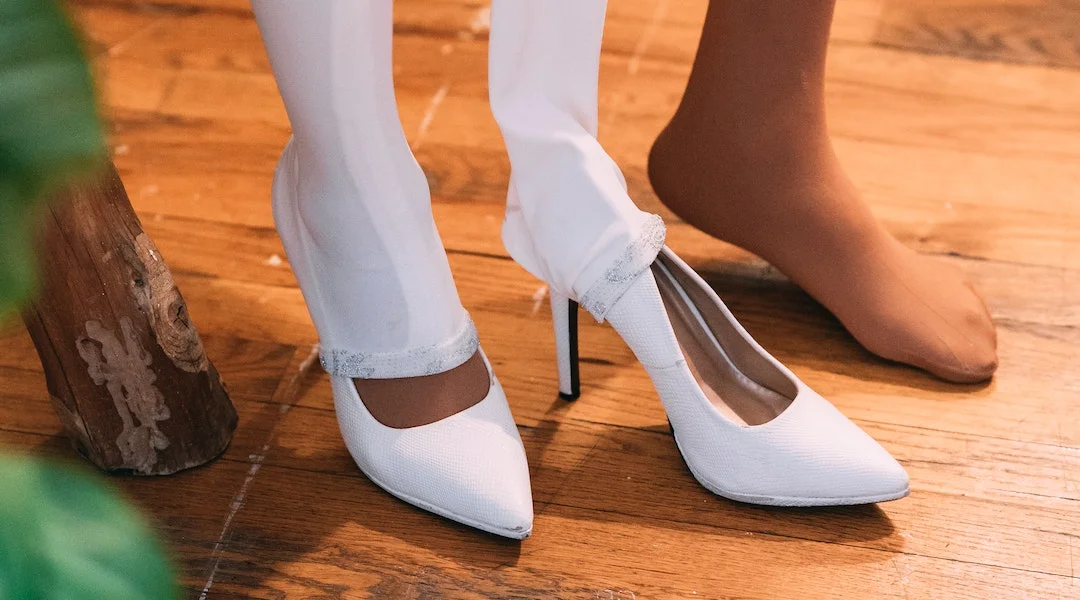 Looks monocromáticos com scarpin nude: A fórmula secreta para pernas infinitas