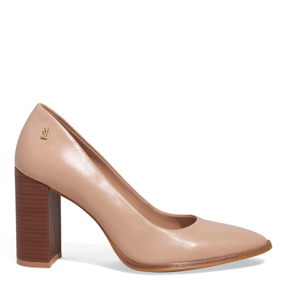 Scarpin nude no trabalho: Dicas de combinações elegantes e alongadoras