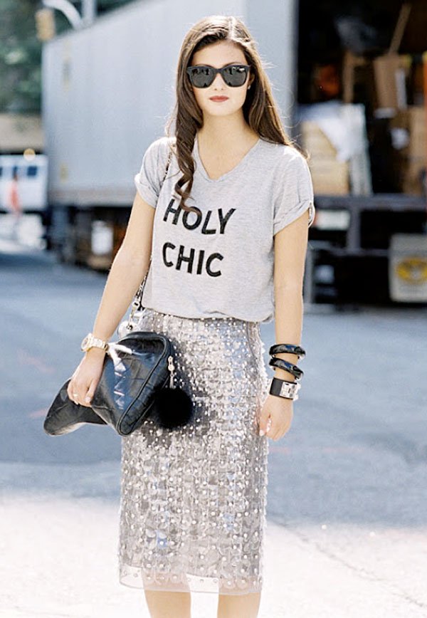Como usar t-shirt branca com saia de brilho