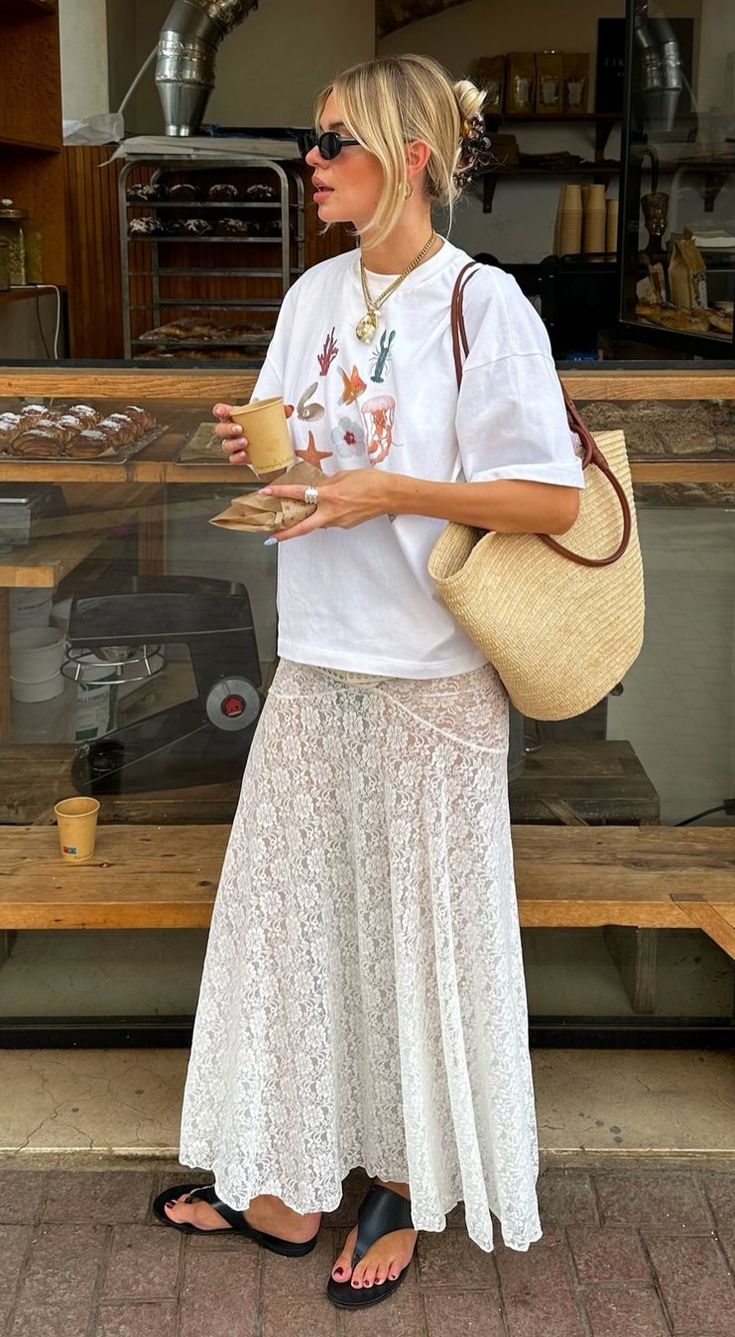 Como usar t-shirt branca com saia de brilho