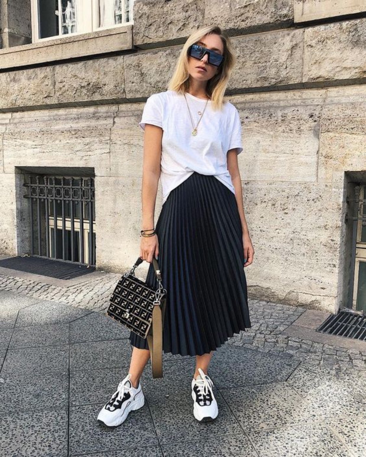 T-shirt Branca: 10 Maneiras Criativas de Usar a Peça Coringa