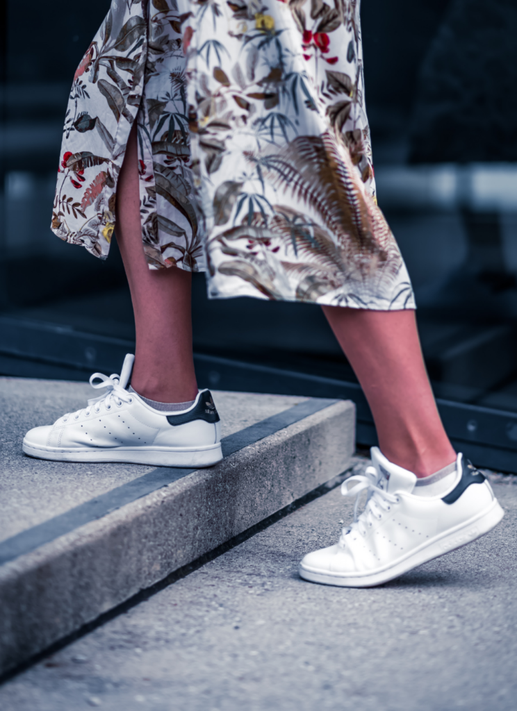 Guia Completo: Como Escolher o Vestido Longo Perfeito para Usar com Tênis Flatform