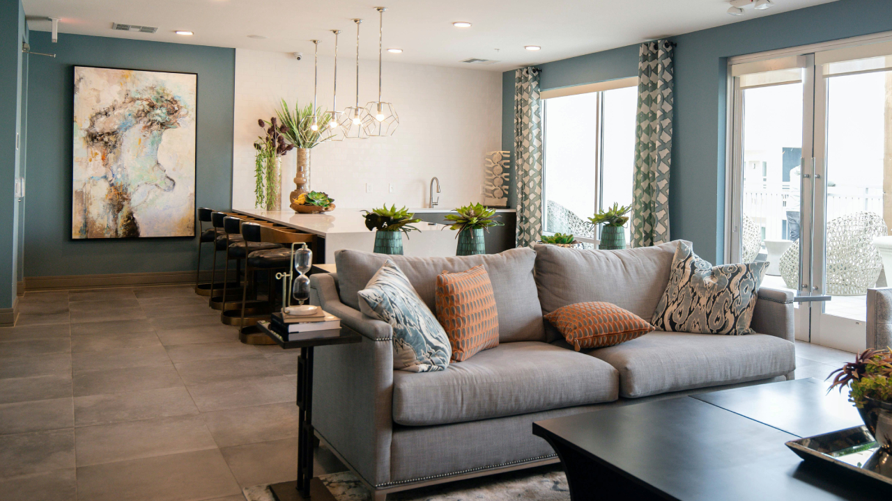 Como usar tons pastéis para iluminar sala escura