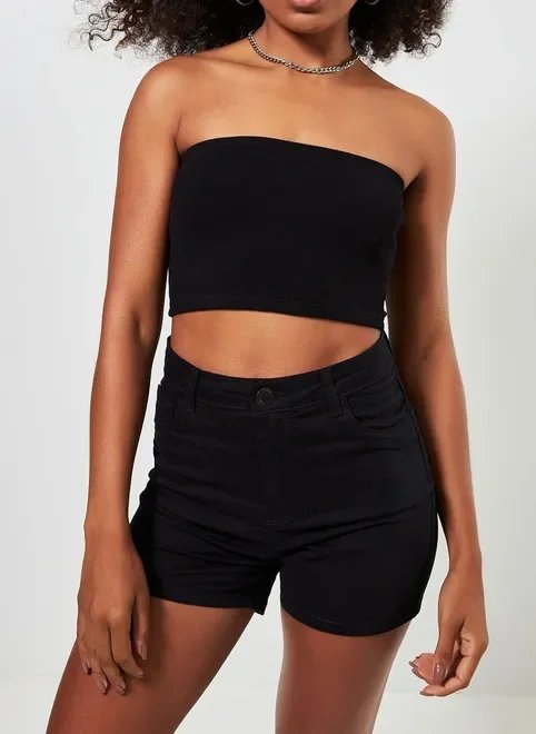 tendências de moda verão com top faixa