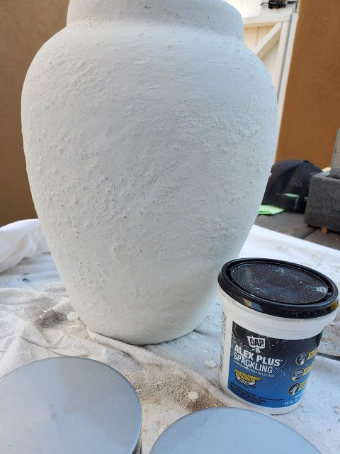 DIY: Crie vasos de barro personalizados com pintura geométrica