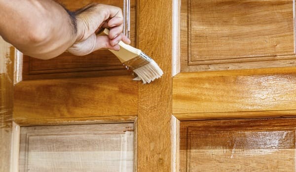 Como escolher o verniz certo para cada tipo de madeira